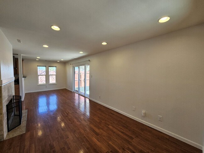 Building Photo - 5926 S Willow Way