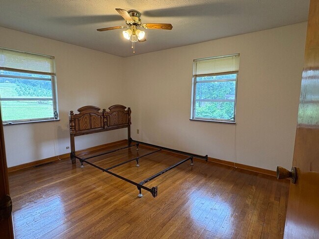 Building Photo - Nice Southside Find