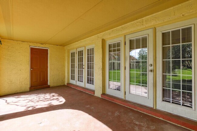Building Photo - 3918 La Mirada Dr N