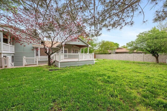 Building Photo - HUGE 4 Bedroom, 3.5 Bathroom!