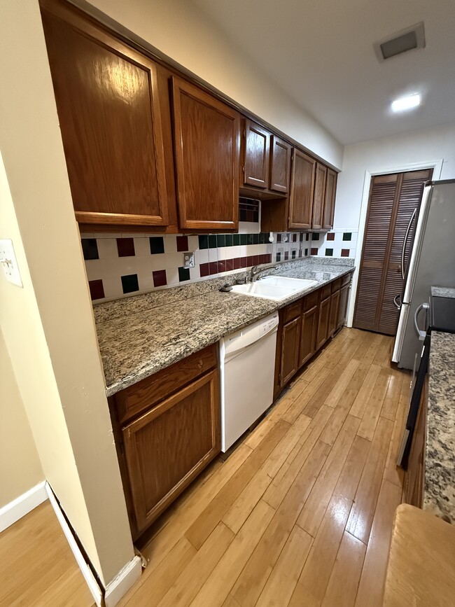 kitchen - 8112 Colony Point Rd