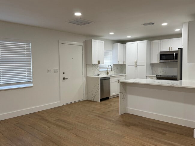 Building Photo - 446 Casuarina Cir