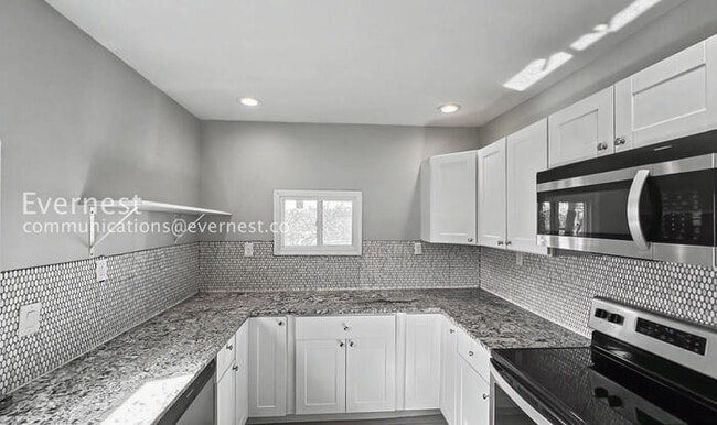 Building Photo - 4 Bed/3 Bath Home with In-Unit Laundry / Available Now!