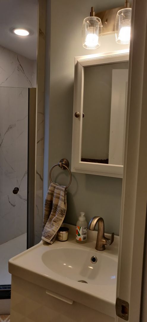 Building Photo - New Apartment in Allston. Eat-in Kitchen. High-End Appliances, Big Bedrooms, Lost of Closets, Lau...