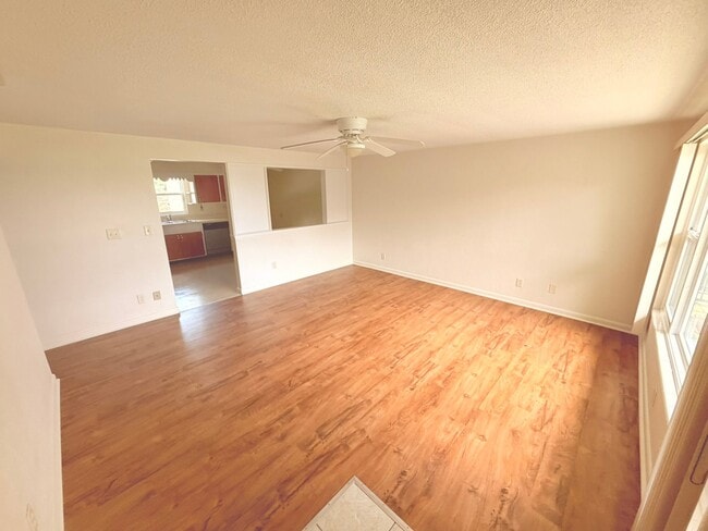Building Photo - 8915 Silver Lake Dr