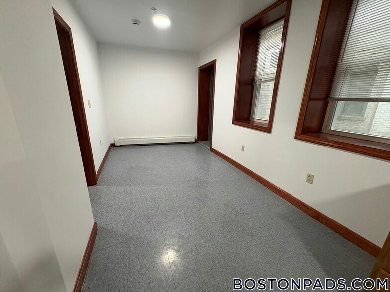 Building Photo - 143 Park Dr