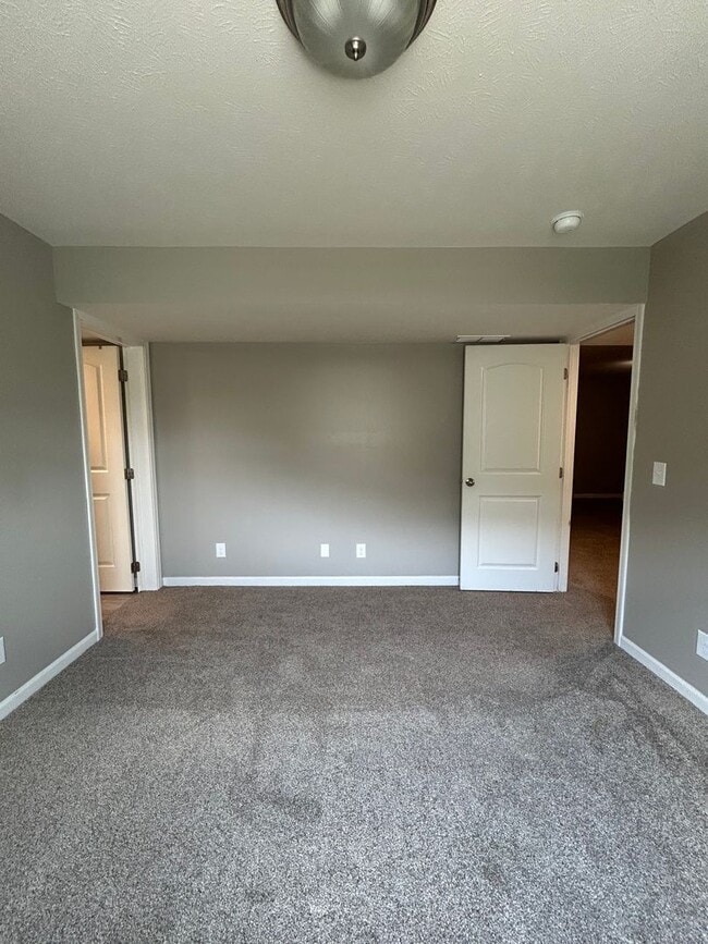 Building Photo - Spacious 4 Bedroom Duplex Near Village Pointe
