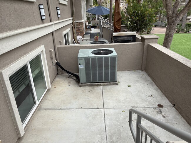 Building Photo - 4023 Bluff View Way