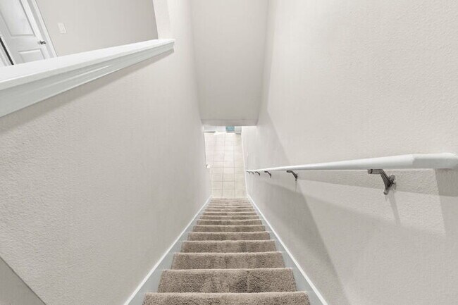 Building Photo - Town Home For Rent in Brandon with TONS OF UPGRADES!