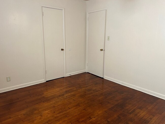 Building Photo - WOW!  3 bedroom! Glendale schools! SE!  $1...