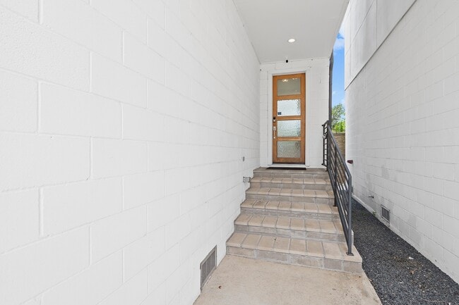 Building Photo - 2239 N MacGregor Way