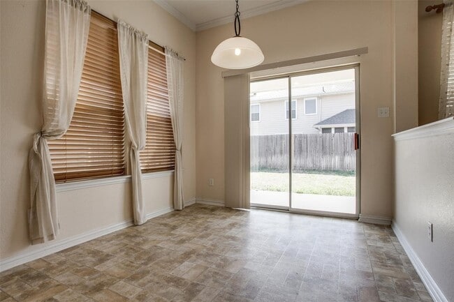 Building Photo - 1420 Canary Dr