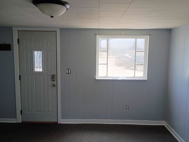 Building Photo - 2 Bedroom Home Available