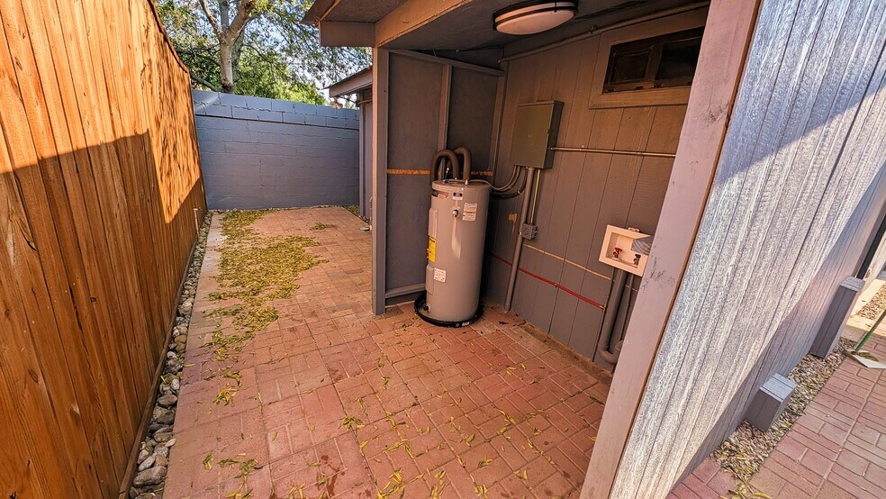 Building Photo - 1801 Cortez St