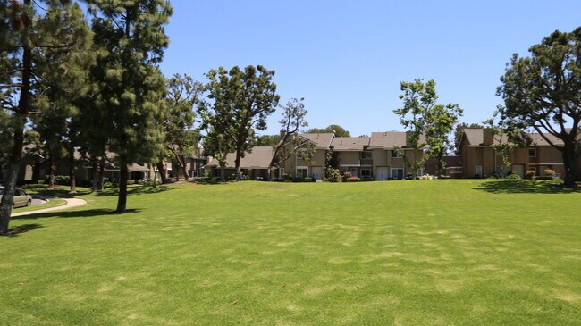 Building Photo - Spacious End-Unit 2 Bed, 2 Bath with Den For Lease in Irvine