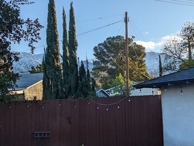 Building Photo - Spacious three bedroom one and half bath house in Sunland!