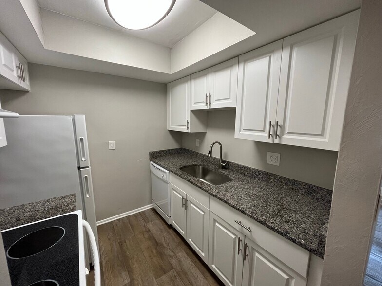 Building Photo - 1 Bed/1 Bath - Unit C1