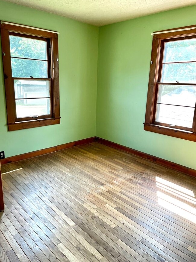 Building Photo - 3 bed/1 bath home near Upland Brewery avai...
