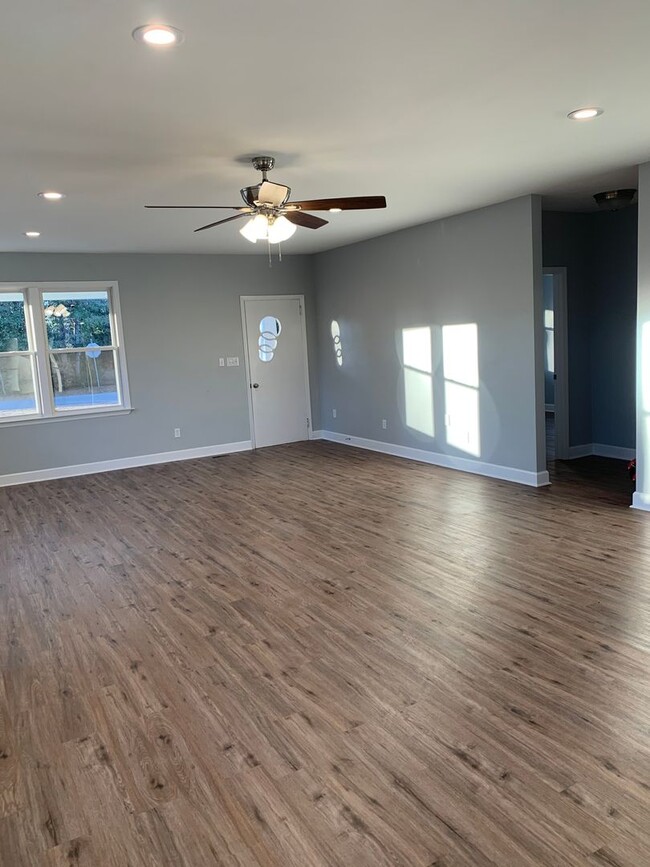 Building Photo - 3 Bedroom  2.5 Bath  with nice open yard!