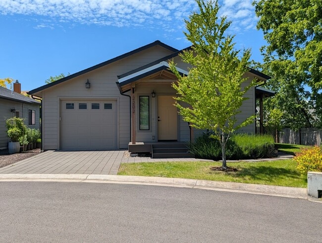 Building Photo - Gorgeous 2-Bedroom, 2-Bath Home In Eugene!