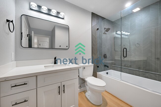 Building Photo - 2 Bed 1 Bath Condo