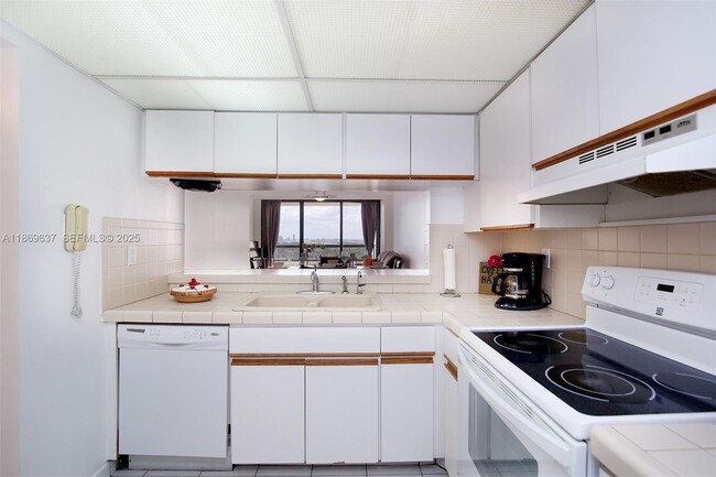 Building Photo - 2555 Collins Ave