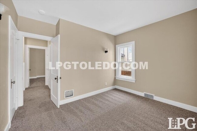 Building Photo - 4136 N Lockwood Ave