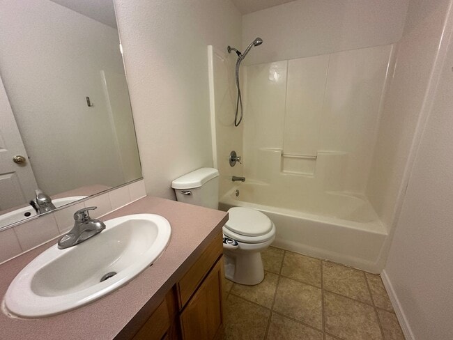 Building Photo - Convenient Beaverton Townhome!