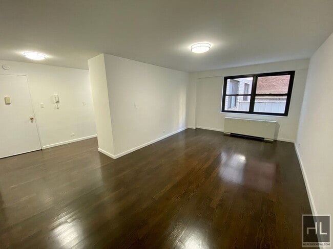 Building Photo - 145 E 16th St