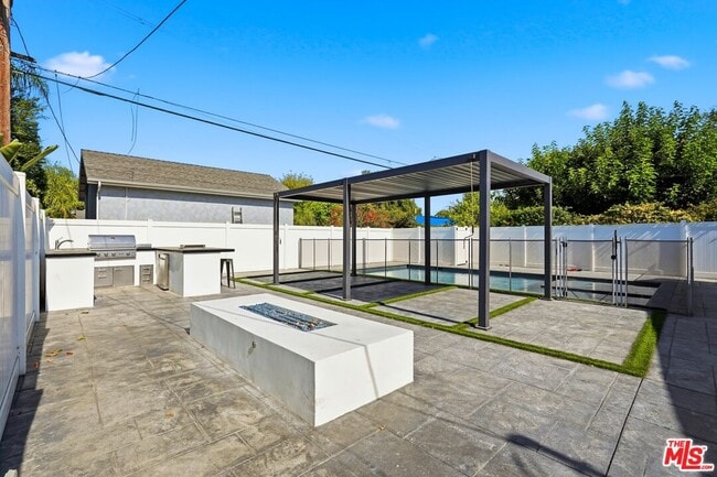 Building Photo - 5735 Saloma Ave