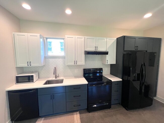 Building Photo - Simple yet tasteful living in East Nashvil...