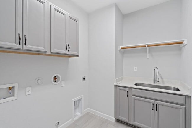 Building Photo - 8316 Looksee Ln