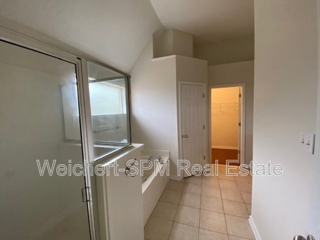 Building Photo - 325 Mossy Springs Dr