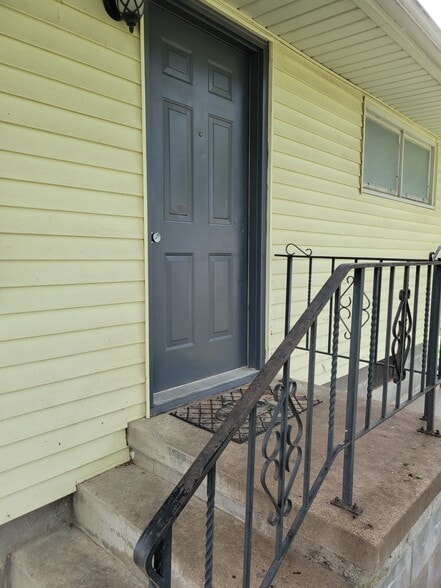 Private Entrance - 5050 Dudley St