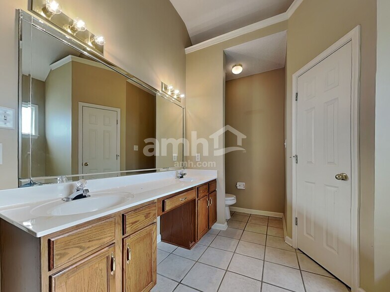 Building Photo - 10157 Breezy Ridge Cove