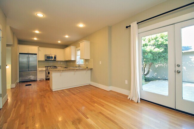 Building Photo - Beautifully Updated 5 Bedroom/3.5 Bath Irvington Craftsman Bungalow!