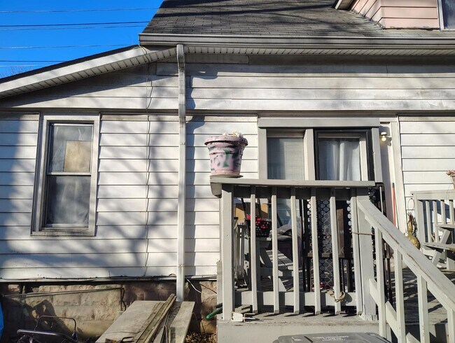 Building Photo - 353 W 26th St