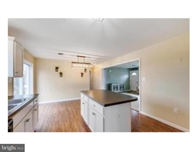 Building Photo - 8890 Fairlee Rd