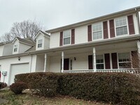 Building Photo - Country Living at its Best!