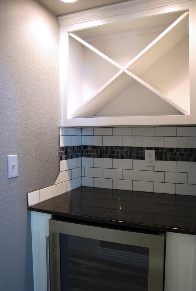 Building Photo - Upscale 4 Bed, 2.5 Bath Available in Fayetteville!