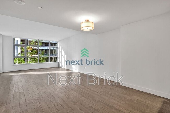 Building Photo - 588 Bell St