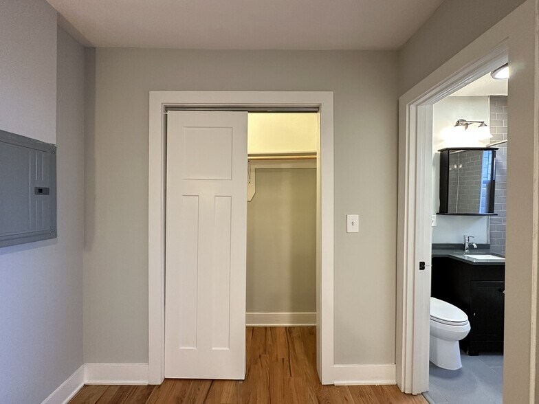 Building Photo - 4550 N Paulina St