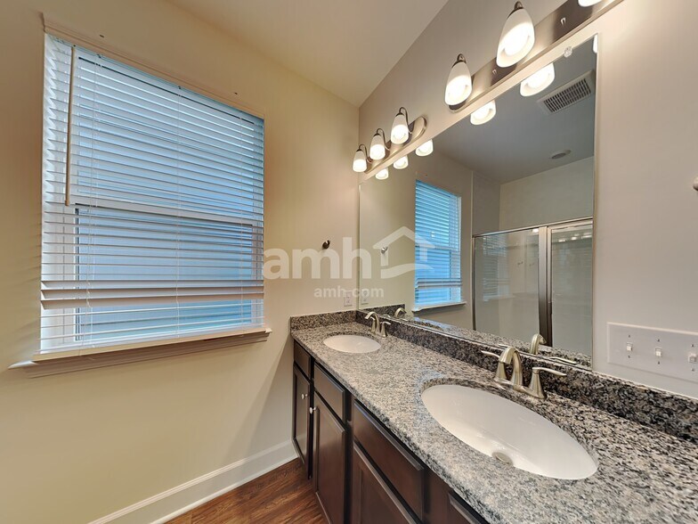Building Photo - 3102 Esquire Dr