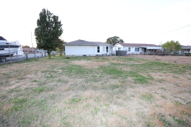 Building Photo - 1106 S Strong Blvd