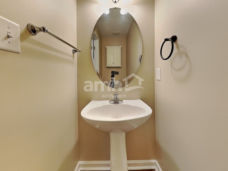 Building Photo - 5523 Golden Gate Rd