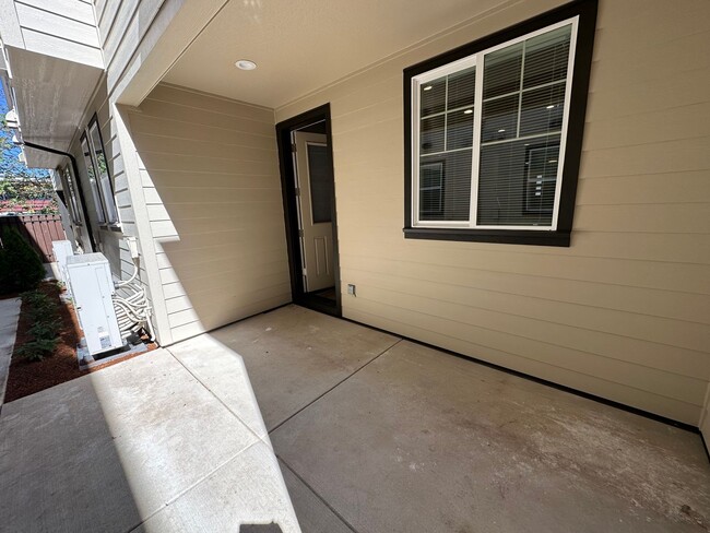 Building Photo - New 5 Bedroom / 5.5 Bath Townhome w/ A/C i...