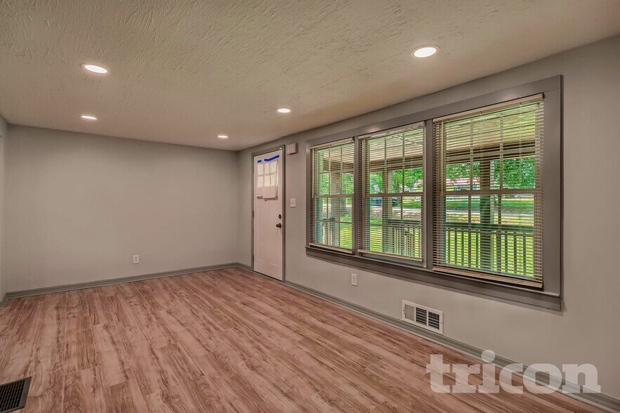 Building Photo - 11 Swan Dr