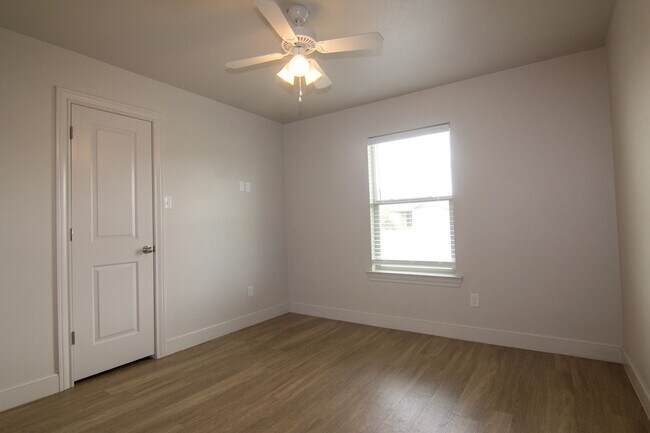 Building Photo - 3 bed 2 bath Duplex - Lubbock Cooper ISD