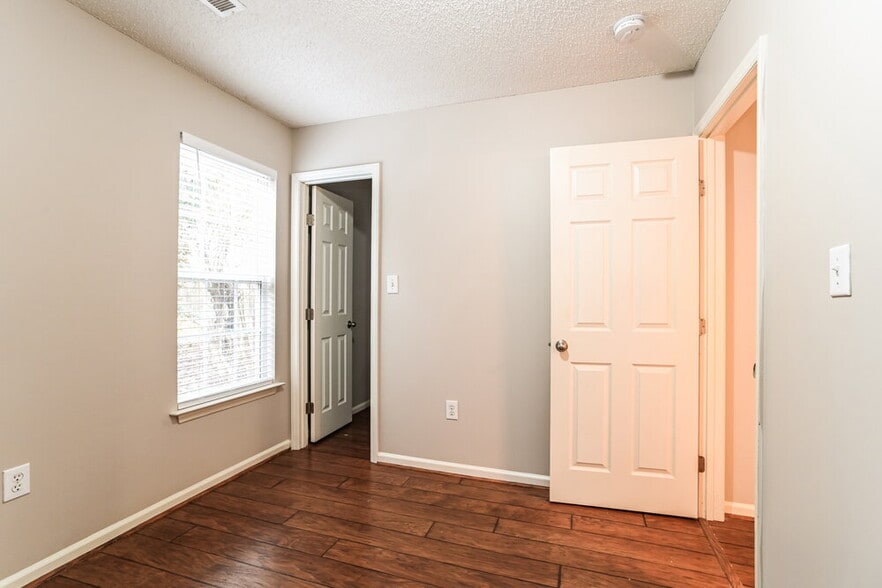 Building Photo - 3238 Longspur Dr