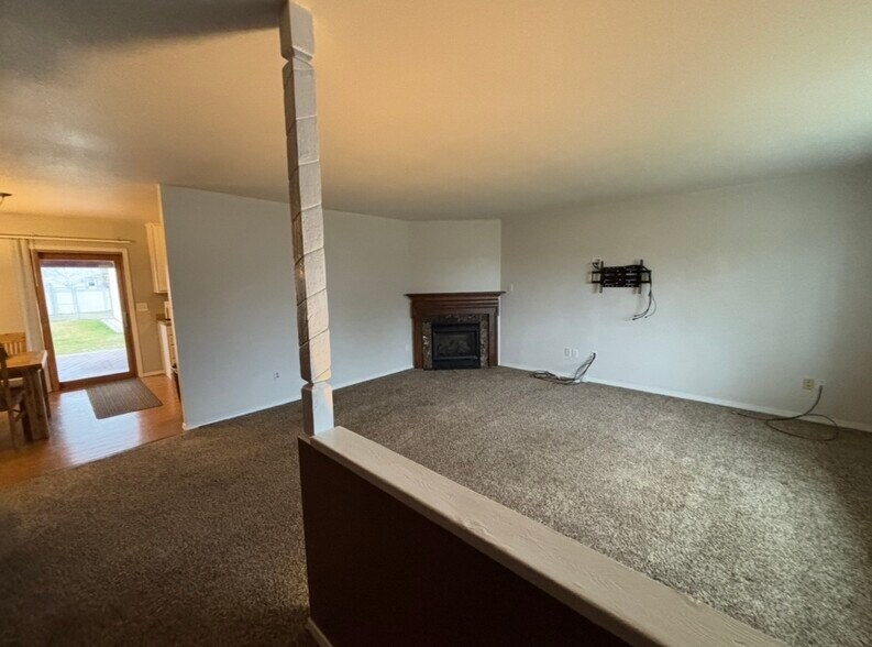 Building Photo - 3227 Lynn Ave